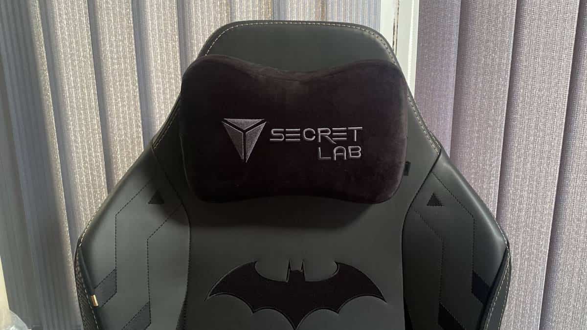 A gaming chair featuring the iconic Batman logo, reviewed as SecretLab Titan EVO The Dark Knight.